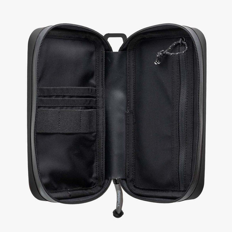 Magpul DAKA Utility Organizer abierto, con tres elásticos, dos bolsillos verticales y bolsillo de malla
